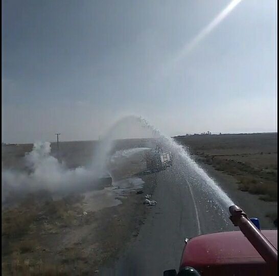 مهار آتش سوزی خودروی سواری توسط نیروهای آتش نشانی شهرداری وزوان