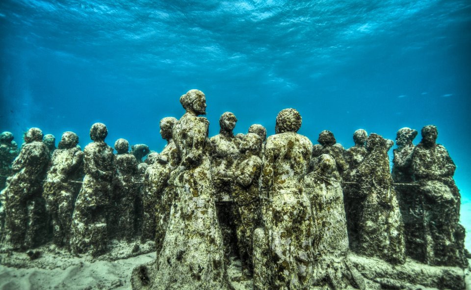 http://bayanbox.ir/view/3641854719355617308/23-sculpture-modern-art-jason-decaires-taylor-sculpture.jpg