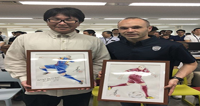 هدیه جالب خالق کارتون فوتبالیست‌ها به اینیستا به مناسب ورود به جی‌لیگ ژاپن