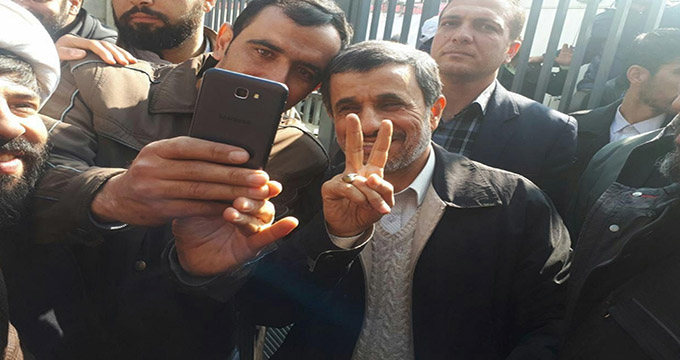 سلفی با احمدی‎نژاد در حاشیه راهپیمایی ۲۲ بهمن