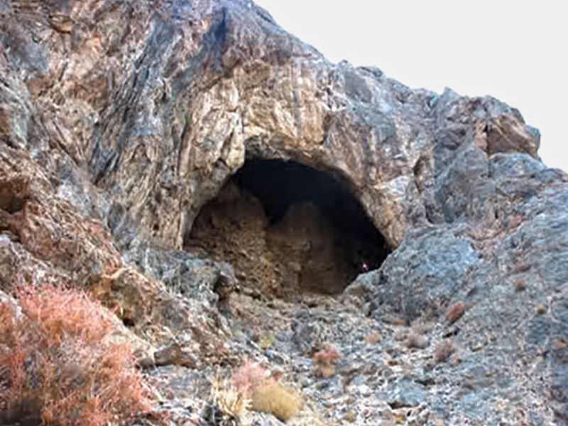 غار های کوه ارگ فرود