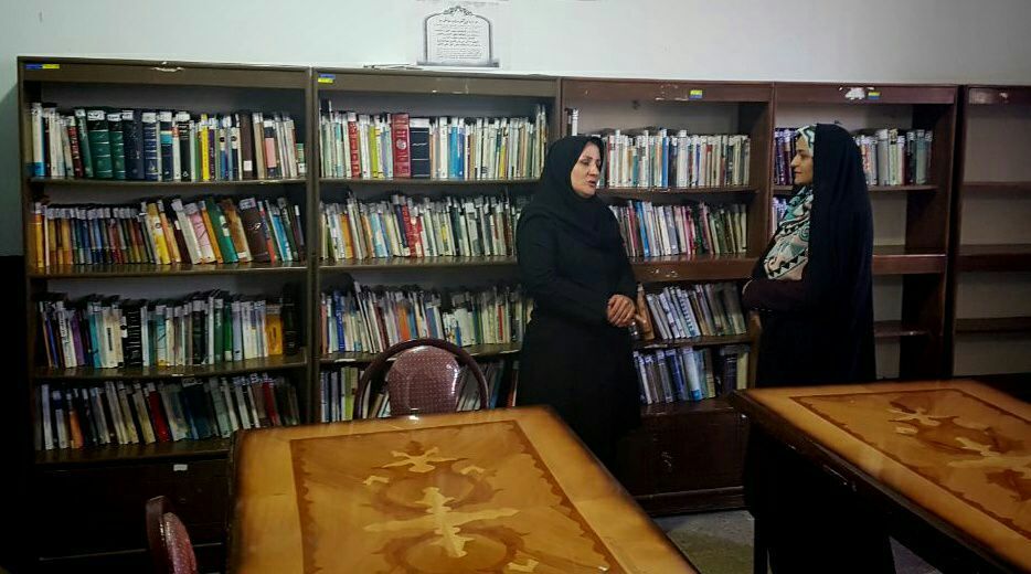 بازدید سرکار خانم نقوی عضومحترم شورای اسلامی شهر از کتابخانه دبیرستان دخترانه کوثر و همفکری و همراهی جهت تجهیز و ساماندهی کتابخانه این مدرسه.