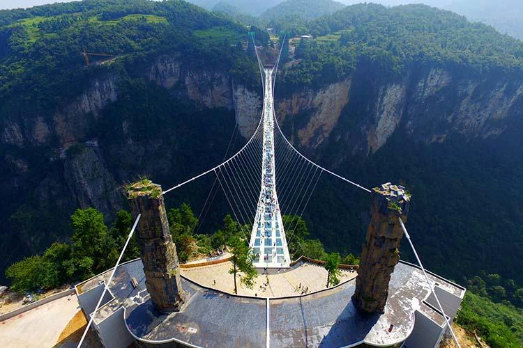 بزرگترین پل کف شیشه‌ای جهان
