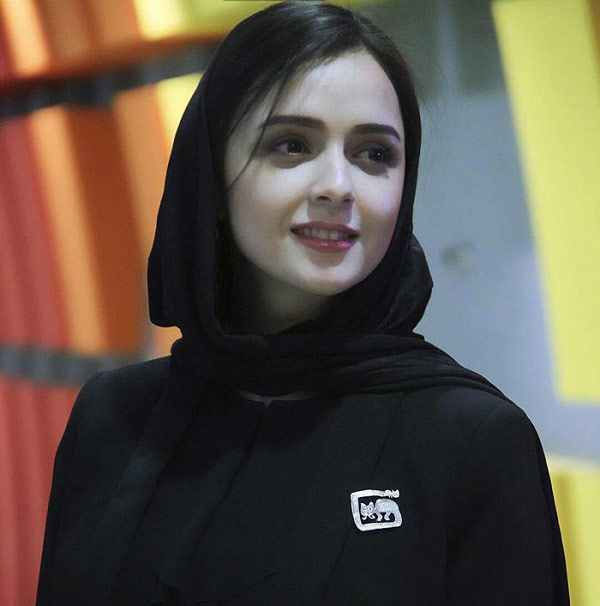 عکس دیده نشده ترانه علیدوستی در مراسم ختم عباس کیارستمی