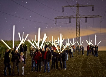 تظاهراتی در اروپا با لامپ مهتابی زیر خط فشارقوی هوایی به نفع انتقال برق از خطوط زمینی