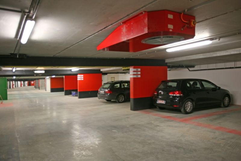 در پارکینگ هایی که ارتفاع سقف آنها کم است، از جت فن کتابی یا سانتریفیوژ استفاده می کنند