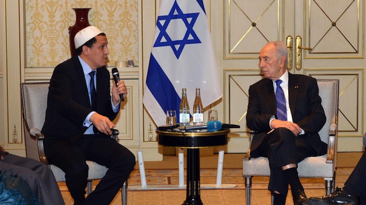 حسن شلغومی در کنار شیمون پرز، رییس سابق اسرائیل