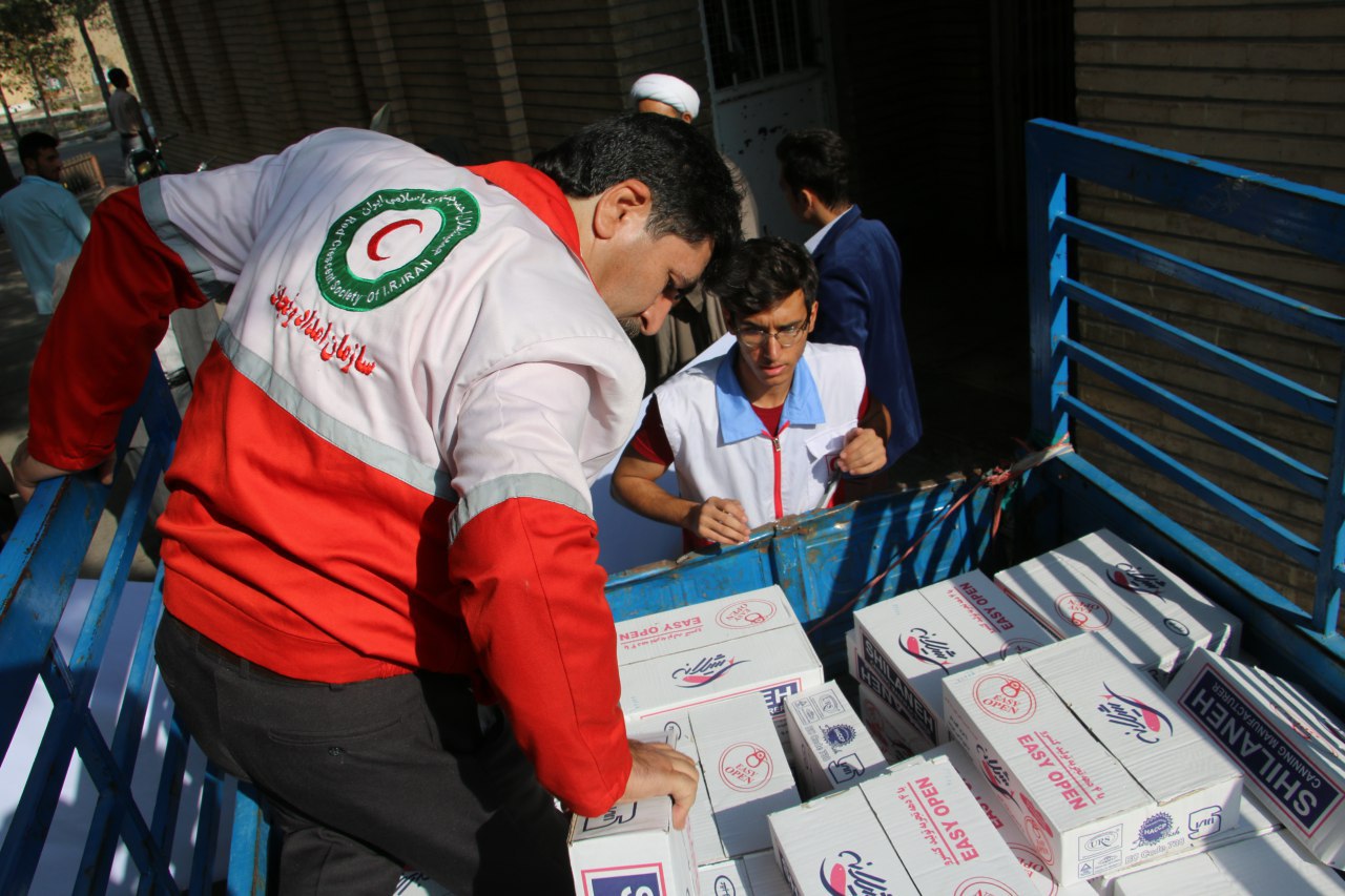 ارسال محموله ی غذایی به مناطق زلزله زده غرب کشور