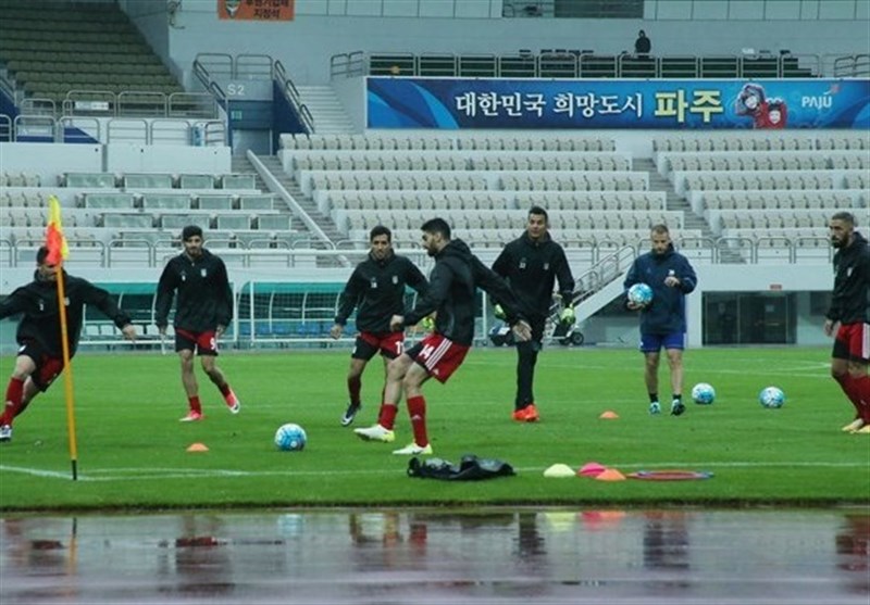 باران شدید تمرین تیم ملی را به تأخیر انداخت/ پاسخ کی‌روش به انتقاد خبرنگاران کره‌ای