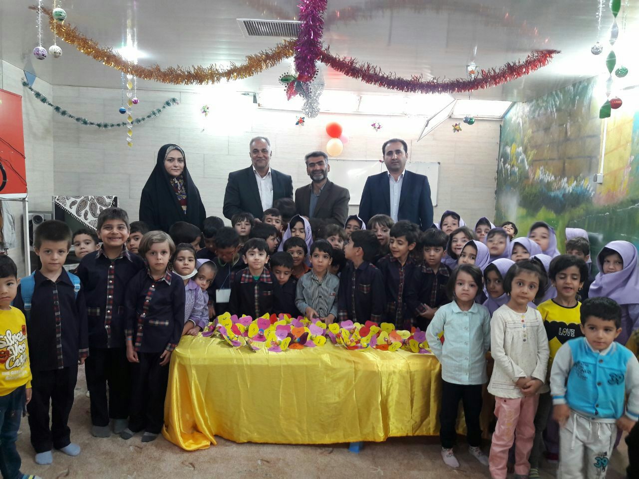 دیدار شهردارمحترم واعضای محترم شورای اسلامی شهر از مهدهای کودک به مناسبت روز جهانی کودک