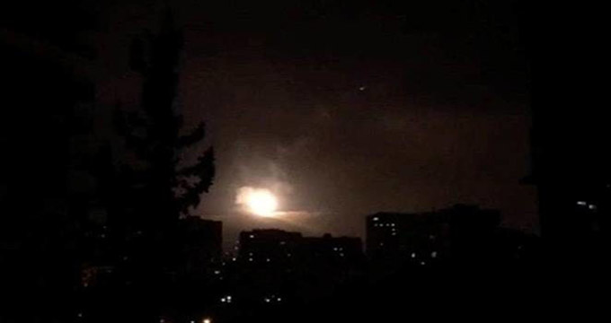 عکس/ لحظه انهدام موشک آمریکایی در آسمان دمشق