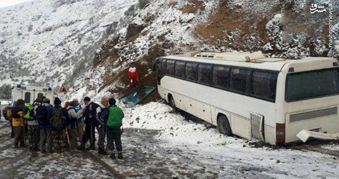 عکس/ حادثه برای اتوبوس مسافربری در گردنه حیران