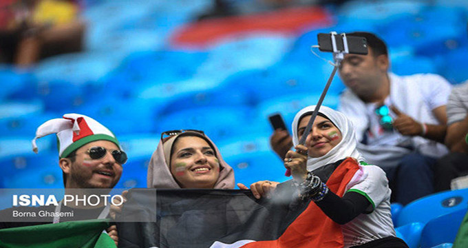 بانوان ایرانی توانستند پیروزی ایران را در ورزشگاه جشن بگیرند