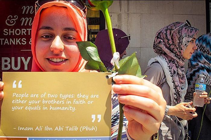 اهدای گل جوانان مسلمان به شهروندان امریکا