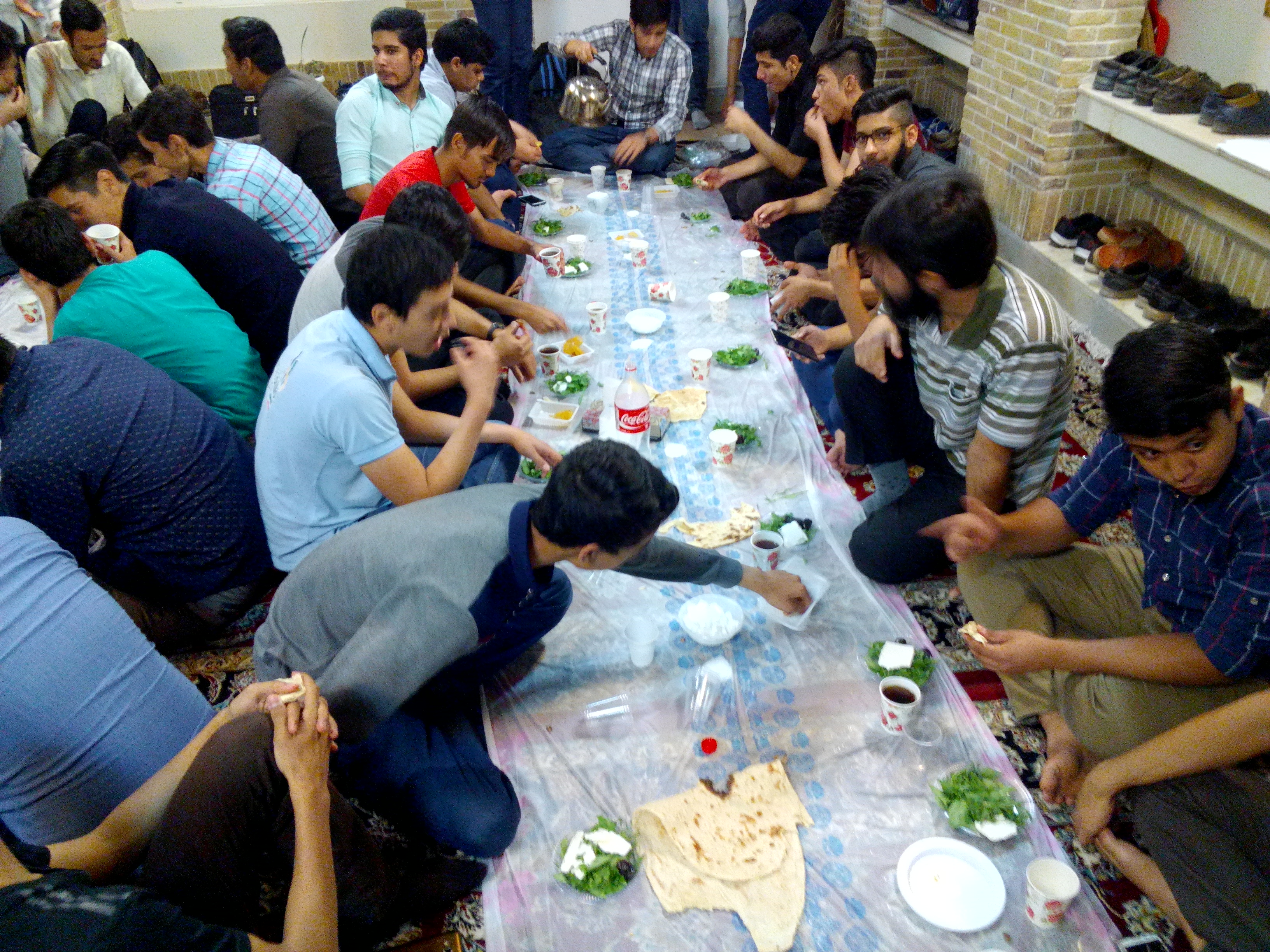 افطاری ساده در مسجد امام‌خمینی مشهد