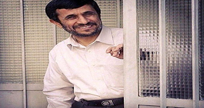 احمدی‌نژاد کجا ایستاده