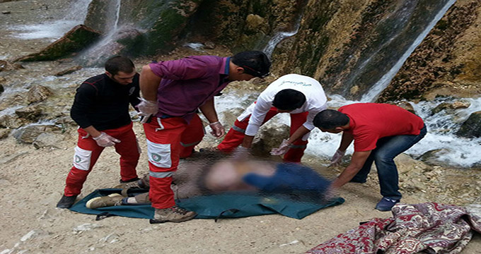 عکس/ سقوط مرگبار جوان مشهدی از آبشار به خاطر عکس سلفی!