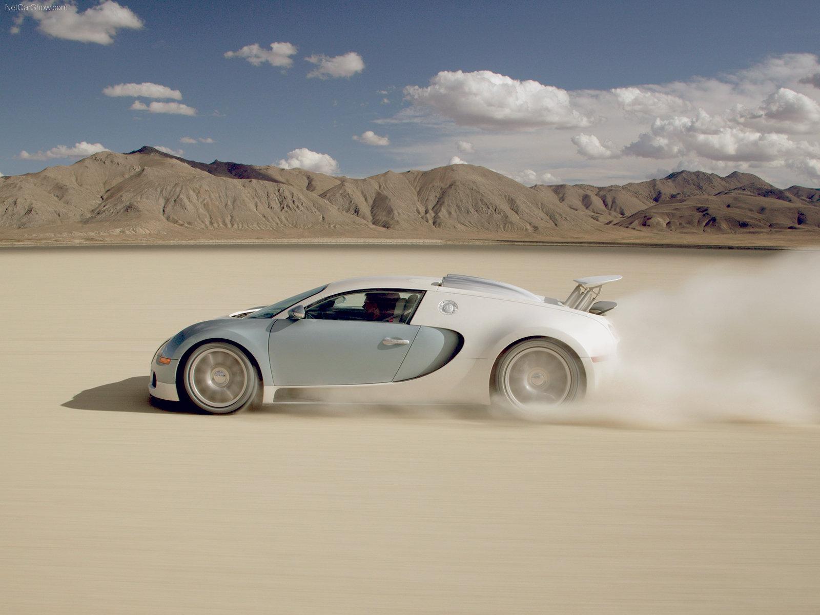 ماشین در صحرا