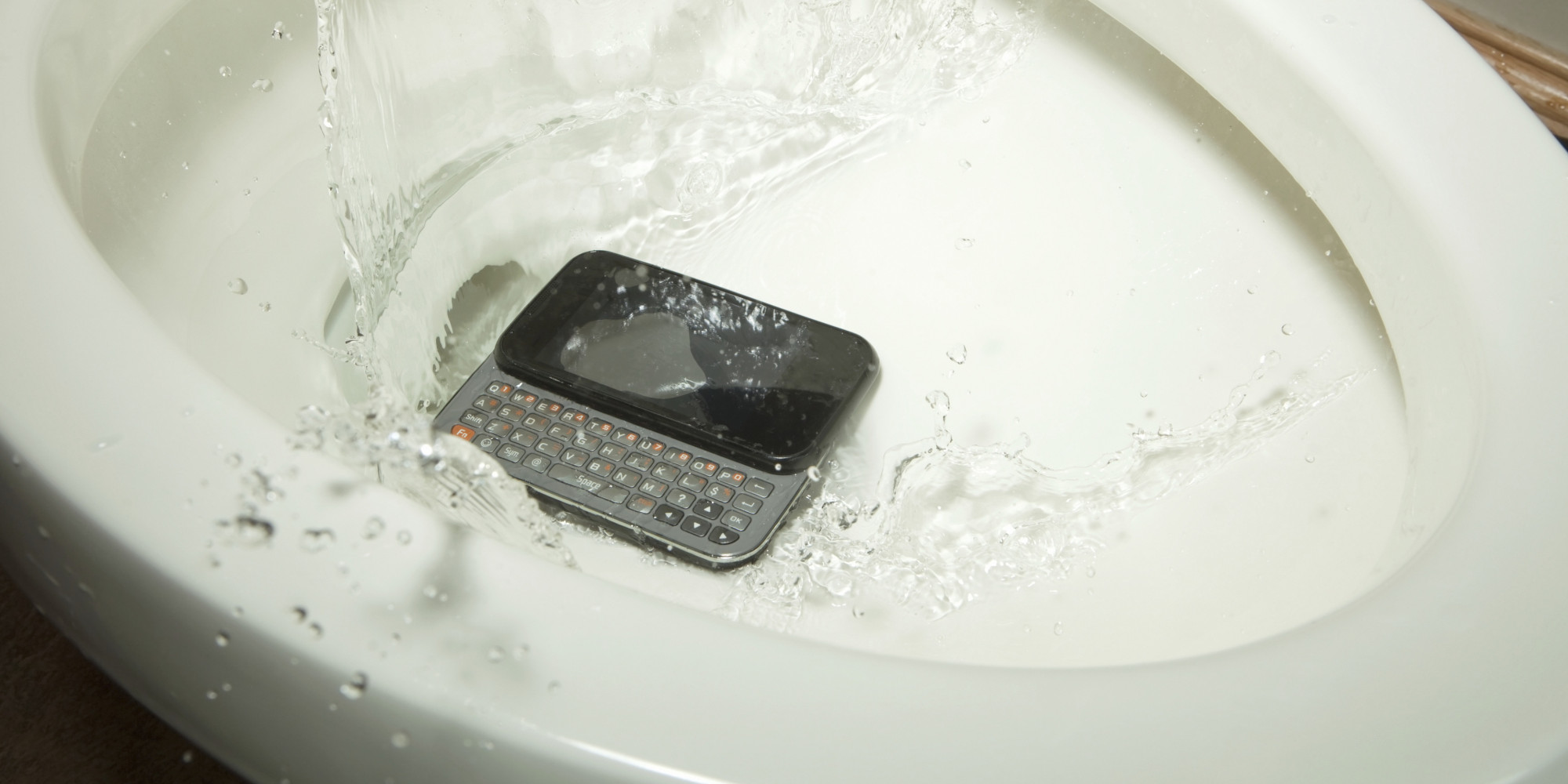 افتادن گوشی موبایل در توالت