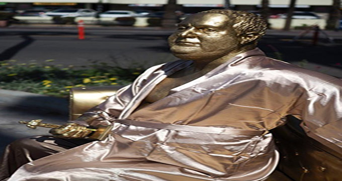 نصب مجسمه تهیه‌کننده فاسد در هالیوود