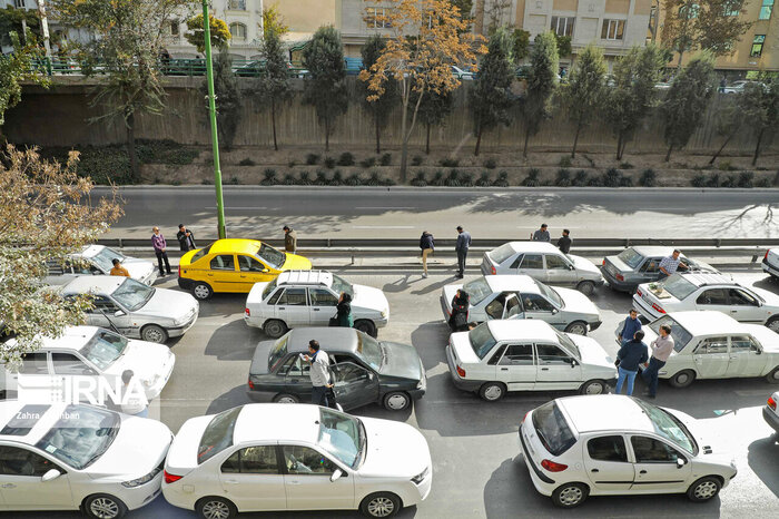 مردم در اعتراض به افزایش قیمت بنزین، خودروهای خود را خاموش کردند. اصفهان، ۲۶ آبان ۱۳۹۸، عکس از: زهرا باغبان، ایرنا