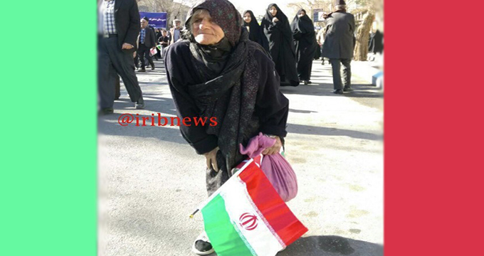 عکس/ پاهای خسته‌گی ناپذیر بانوی یزدی در راهپیمایی 22 بهمن