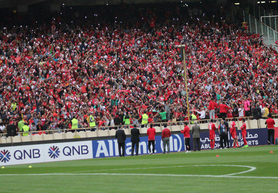حواشی دیدار پرسپولیس - الوحده (4) / شعار هواداران پرسپولیس و حضور ناظر AFC در کنار زمین