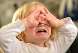 وقتی کودک برای رسیدن به خواسته هایش گریه می کند والدین چه رفتاری باید داشته باشند؟