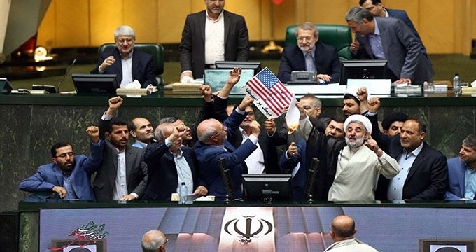 انتقاد محمود صادقی از آتش زدن پرچم آمریکا در مجلس