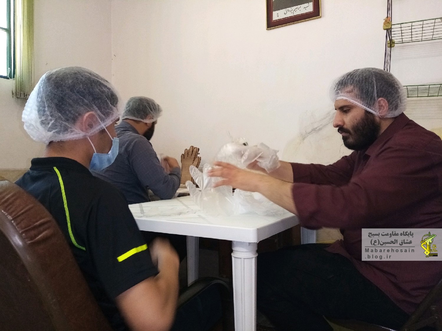 گزارش تصویری کار جهادی بسیجیان پایگاه در ساخت دستکش