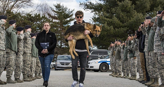 قدردانی از زحمات ۸ ساله "سگ بمب یاب" به سبک ارتش آمریکا