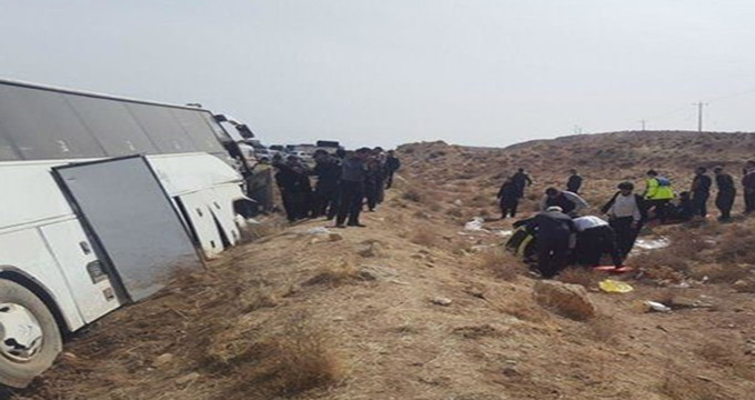 واژگونی اتوبوس مسافربری در محور شیراز
