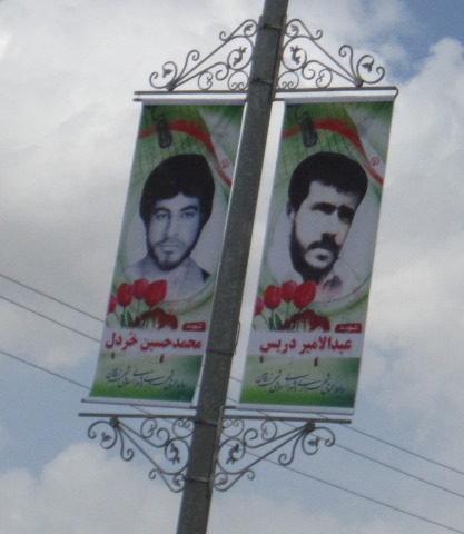تمثال شهیدان عبدالامیر دریس و محمد حسین دریس در بلوار پاسداران زرقان فارس