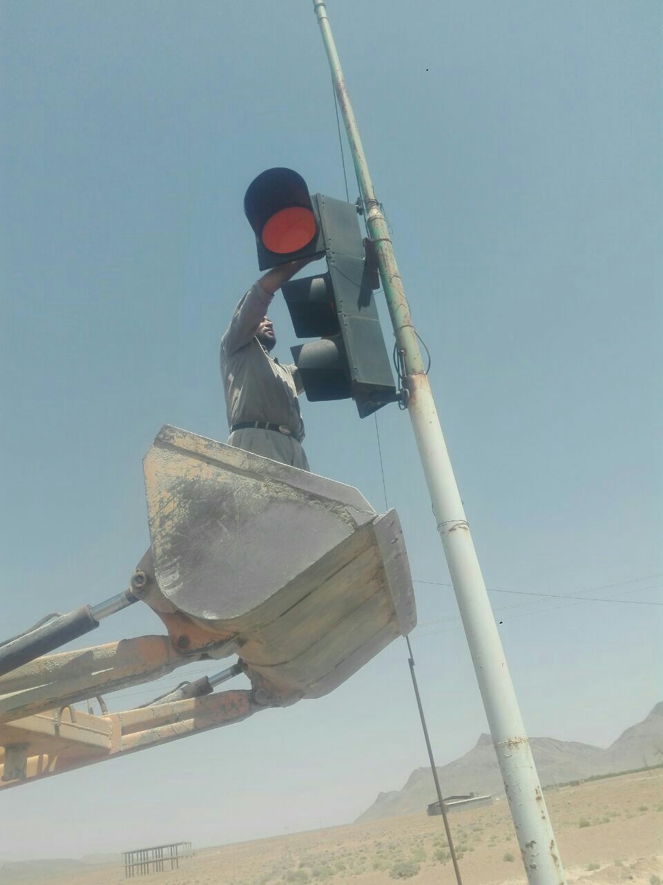 تعویض لامپهای چراغ چشمک زن بلوار الغدیر توسط پیمانکار برقی شهرداری جناب آقای مینایی .
