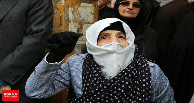 مشت گره کرده مادربزرگ دوست داشتنی در راهپیمایی 22 بهمن