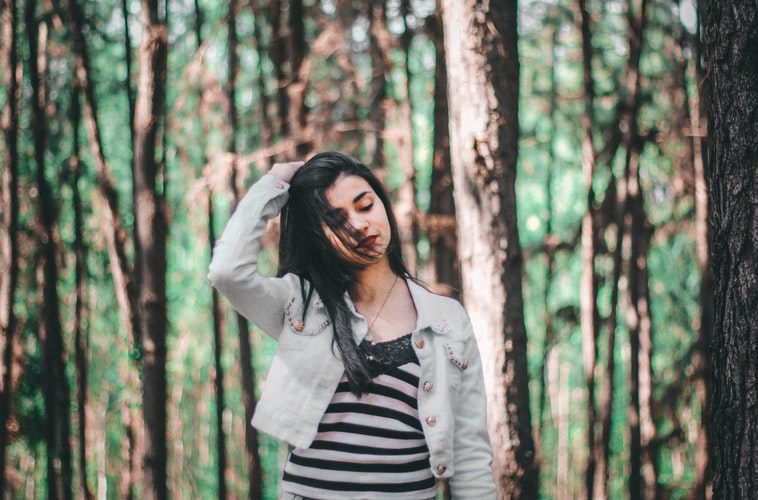 ژست عکس پاییزی دخترانه در جنگل برای پروفایل