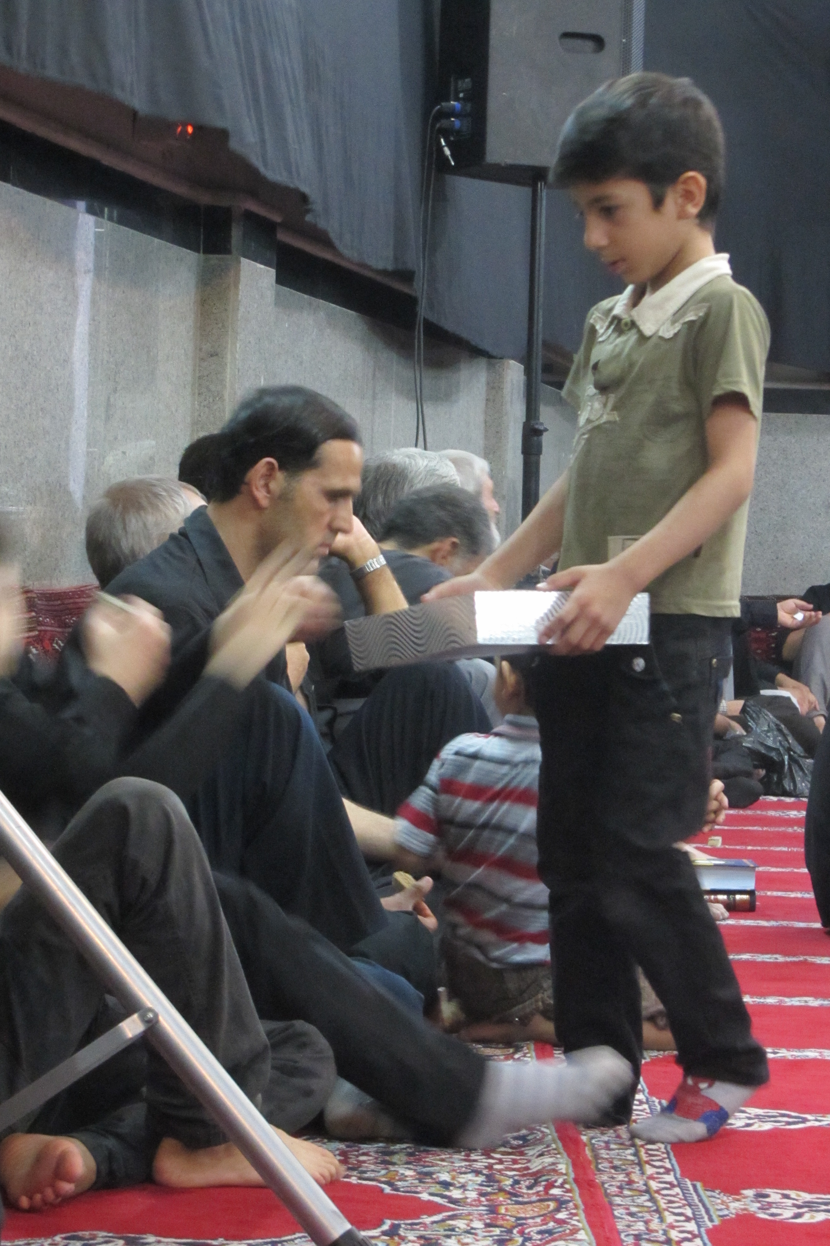 پذیرای از نمازگزاران توسط نوجوانان مسجدی