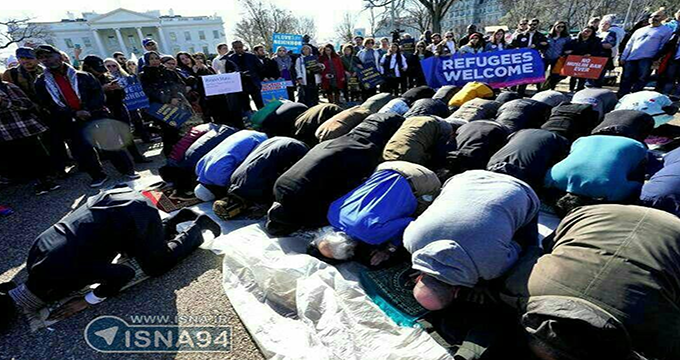نماز خواندن مسلمانان آمریکا مقابل کاخ سفید