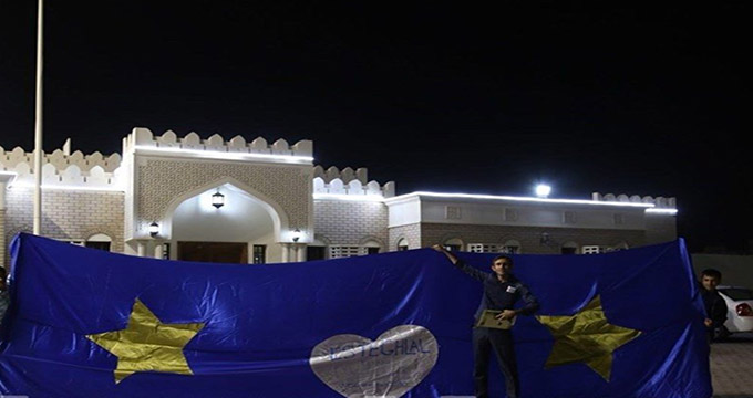 اولین تمرین استقلال در عمان و پرچم بزرگ هواداران