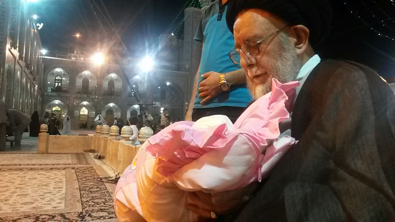 اذان در گوش نوزاد توسط تولیت مسجد امام خمینی مشهد