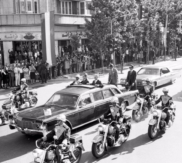 رژه محمدرضا پهلوی و ریچارد نیکسون مقابل قنادی فرانسه