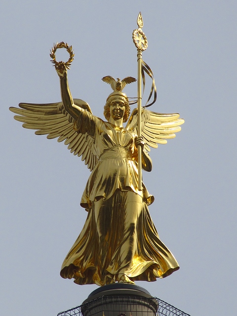 مجسمه طلا صلح و آرامش جهانی