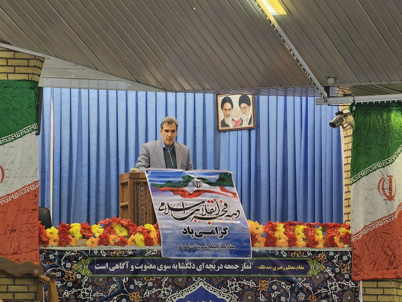 سخنرانی ضرغام احمدوند فرماندارنهاوند در بین صلاتین مراسم عبادی سیاسی نماز جمعه