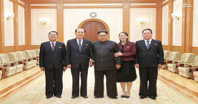 عکس یادگاری هیأت دیپلماتیکی کره‌شمالی با «کیم جونگ اون»