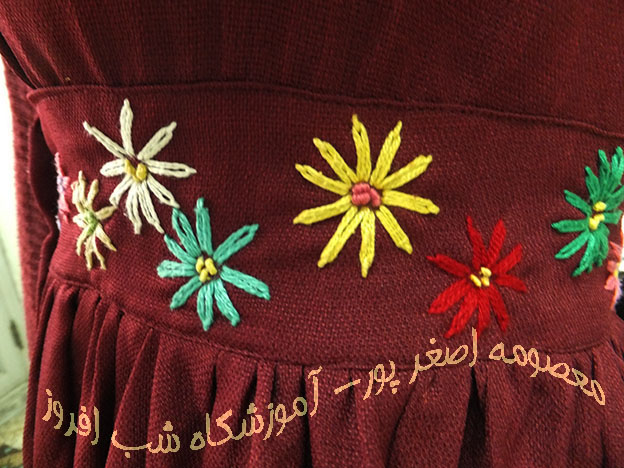 گل های داودی روی مانتو- معصومه اصغر پور