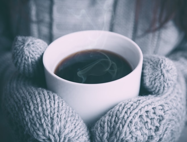 عکس فنجان چایی در روز سرد پاییزی برای پروفایل