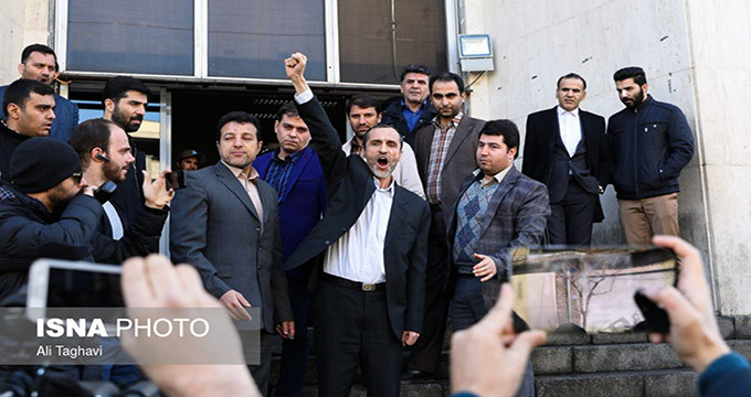 عکس/ ژست شعاری «حمید بقایی» در لحظه آغاز جلسه دادگاه تجدیدنظر