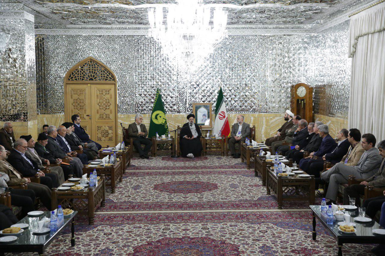 آستان قدس باید حلقه اتصال هنرمندان برجسته برای خلق بهترین آثار باشد