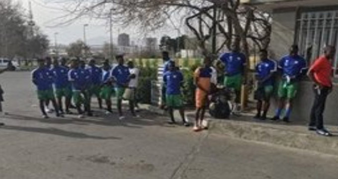 سرگردانی بازیکنان سیرالئون پشت در ورزشگاه آزادی