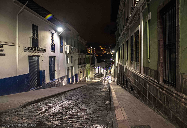 خیابان های مرکز کیتو در شب اکوادور
